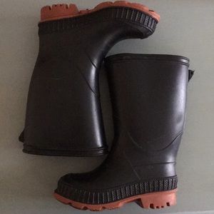 Rubber rain boots